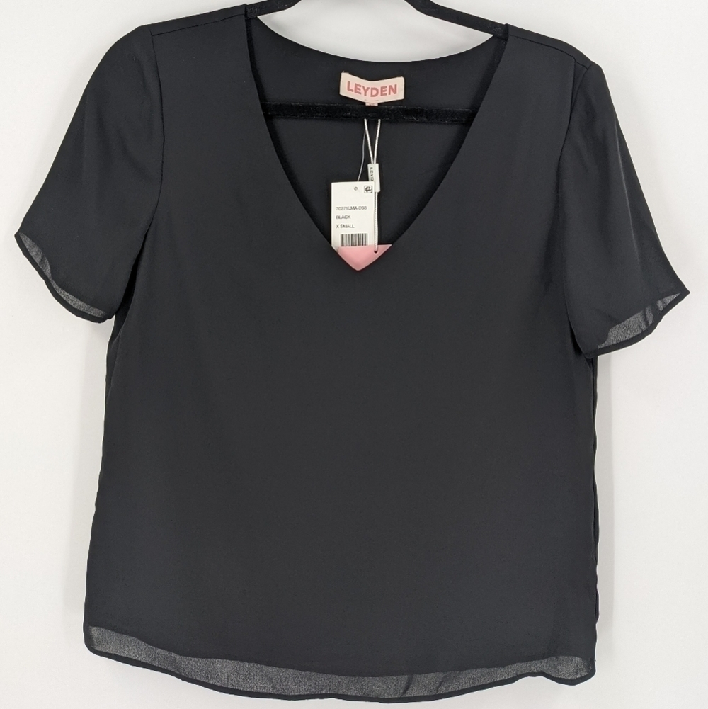 NWT LEYDEN V-neck Short Sleeve Top